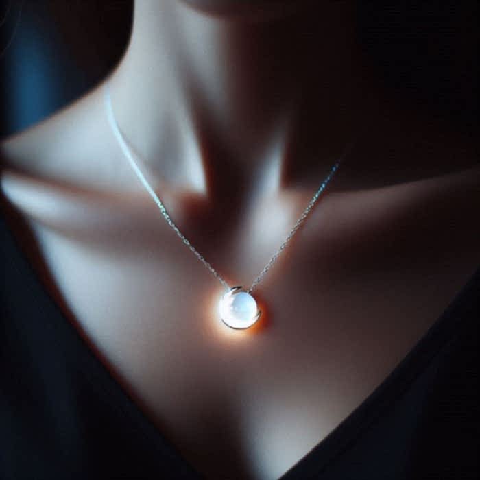 Gece Parlayan Ay Kolye Gece Parlayan Ay Kolye