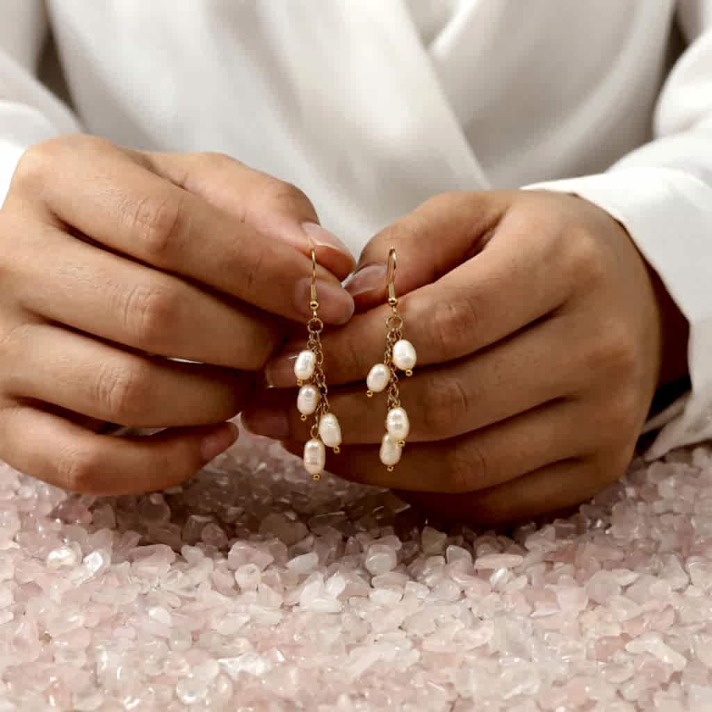 Salkım Model İnci Çelik Küpe – Altın Renkli