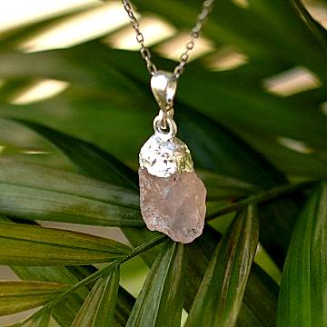 Ham Pembe Kuvars Taşı Gümüş Kolye - İşlenmemiş Doğal Taş