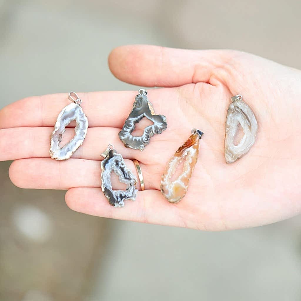 Kalsedon Taşı Çelik Kolye