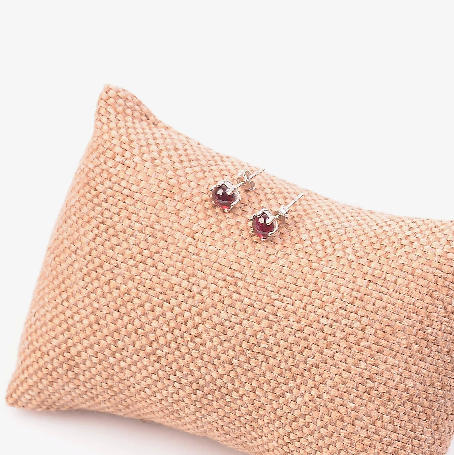 Lal Taşı Gümüş Çivi Küpe    Garnet Taşı