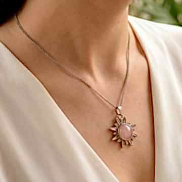 Pembe Kuvars Taşı Güneş Kolye